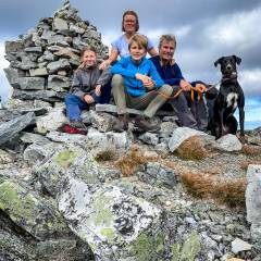 Familien-Gipfelfoto auf dem Österfjäll bei Gräftåvallen