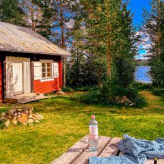 In de avondzon bij het huis aan het meer