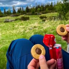 Leckere Pause beim Wandern mit Keksen